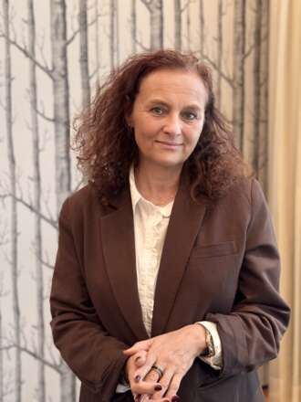 Portraitbild von LAV-Präsidentin Tatjana Zambo - Frontalansicht, in die Kamera lächelnd