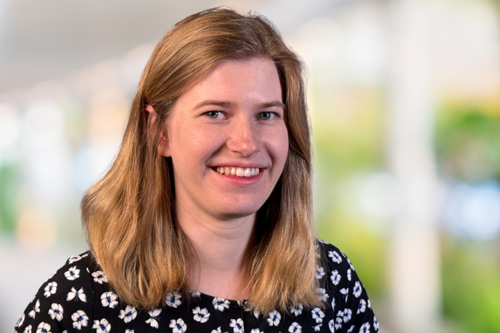 Portraitbild von Monika Manz - Frontalansicht, in die Kamera strahlend