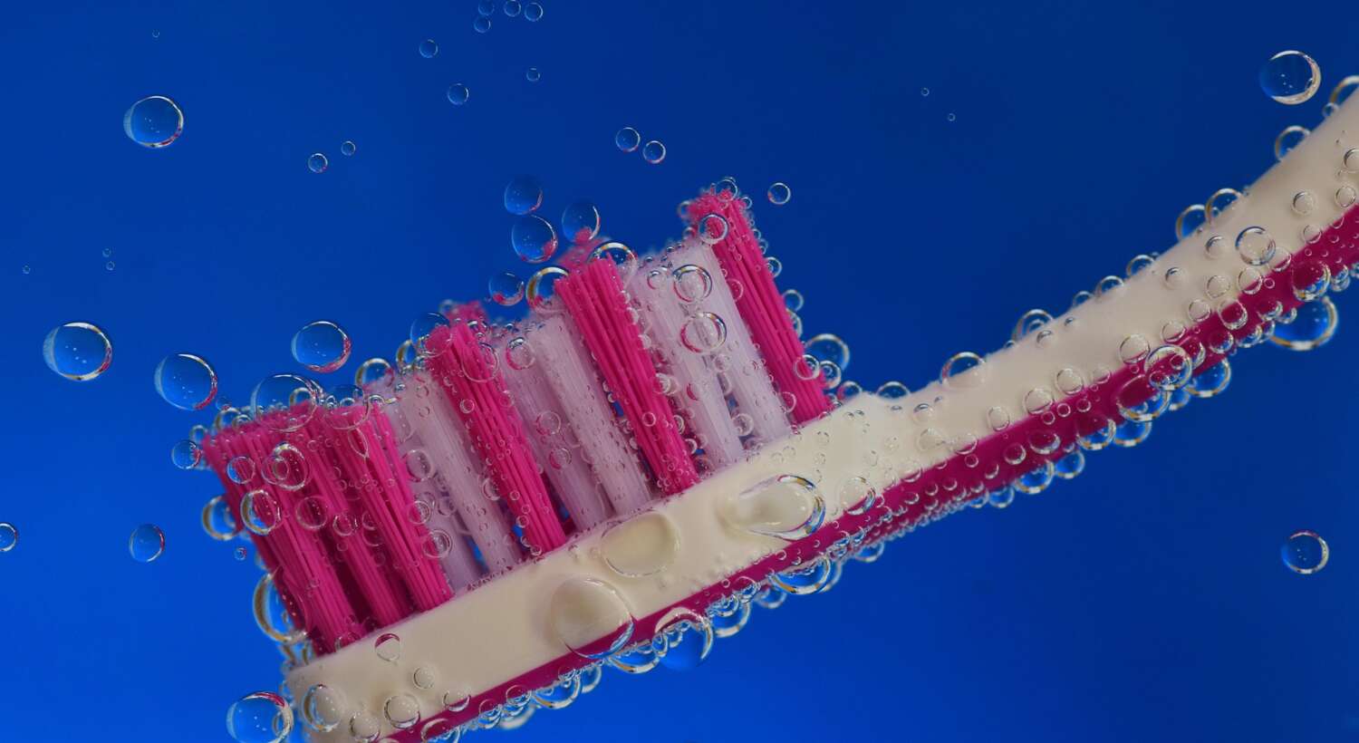 toothbrush-2675520 1920