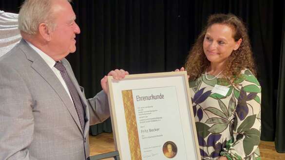 Tatjana Zambo übergibt Medaille an Fritz Becker