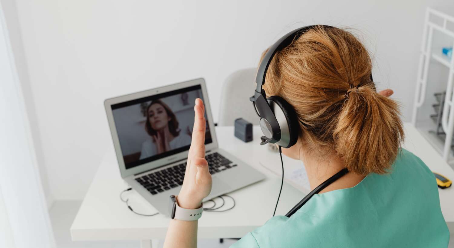 Assistierte Telemedizin: Patientin sitzt vor dem Laptop und wird von einer zugeschalteten Ärztin beraten