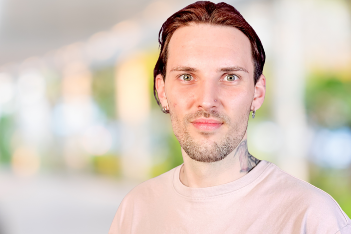 Portraitbild von Oliver Merkle - Frontalansicht, in die Kamera lächelnd