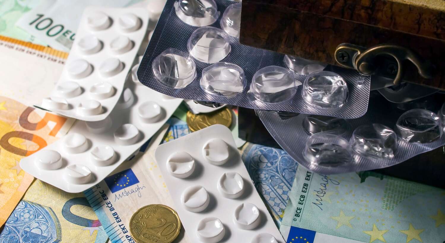 Geldscheine sowie (teilweise) geöffnete Tablettenverpackungen