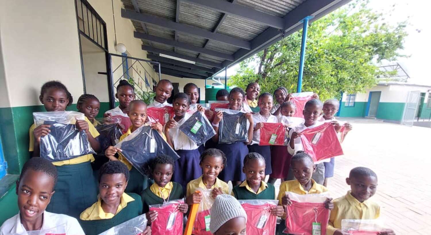 Kinder Sion Hostel mit T-Shirts rot und blau