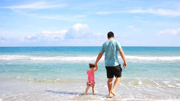 Vater und Kind am Strand