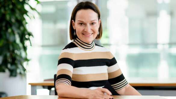 Portrait Dorothee Brakmann, kinnlange, dunkle Haare, Schwarz-Weiß-Beige geringeltes, Halbarm-Shirt