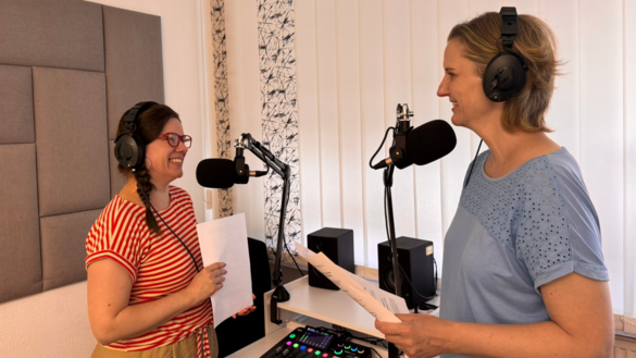 Frau Dr. Barisch (rechts) bei der Podcastaufnahme mit Frau Ort (links)