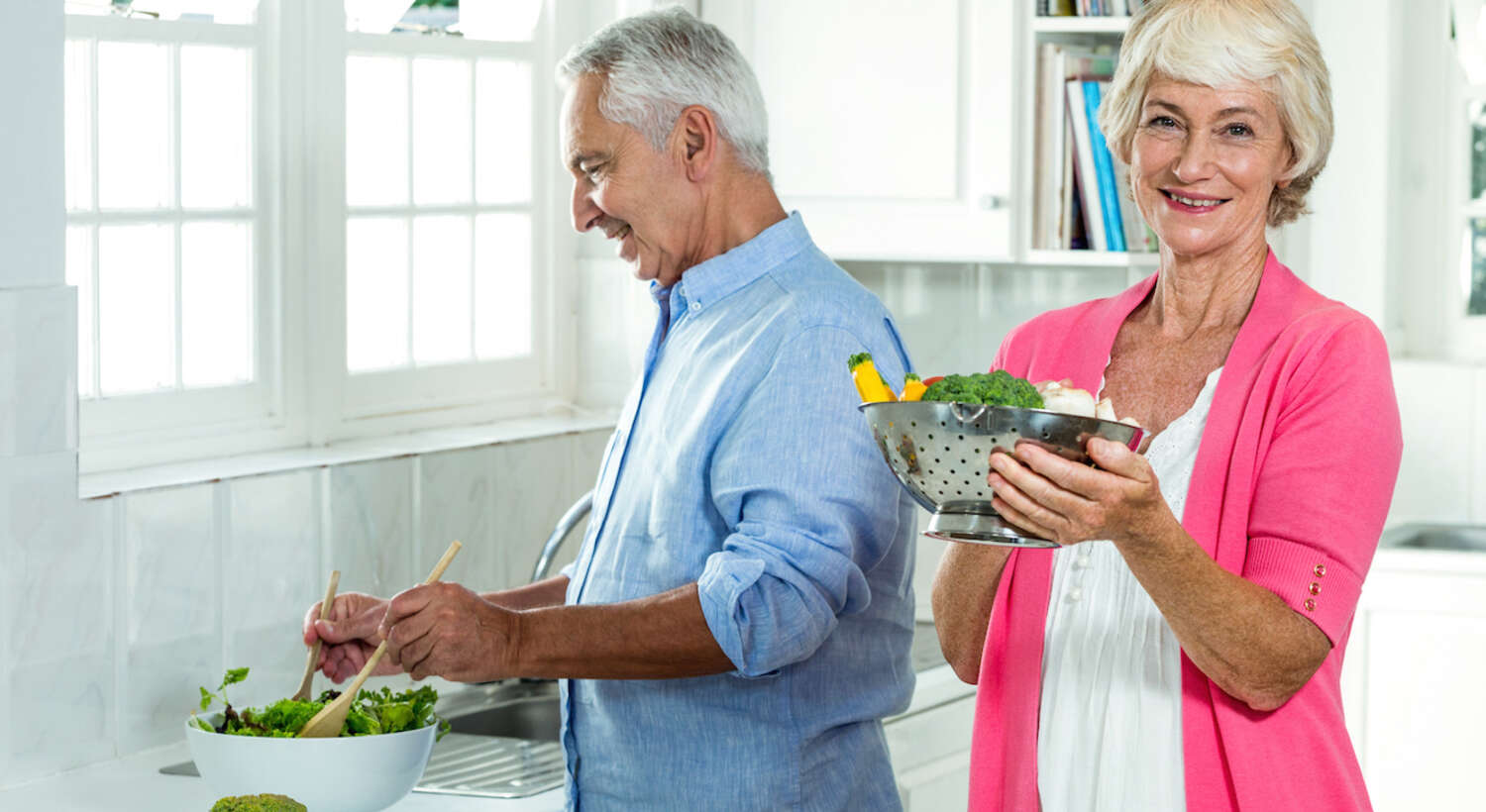Seniorenpaar bereitet Gemüse zu