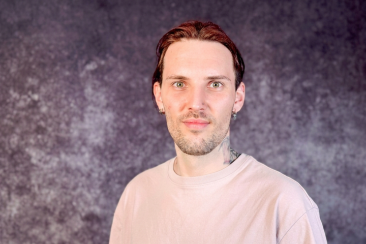 Portraitbild von Oliver Merkle - Frontalansicht, in die Kamera strahlend