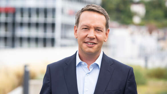 Portraitbild vom Gesundheitsminister Oliver Hildenbrand - Frontalansicht, in die Kamera lächelnd