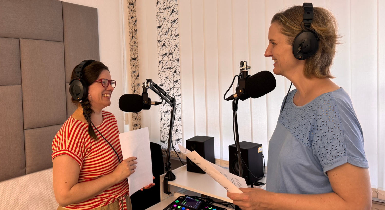 Frau Dr. Barisch (rechts) bei der Podcastaufnahme mit Frau Ort (links)
