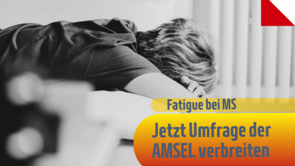 Schwarz-weiße Aufnahme: Person liegt erschöpft auf dem Sofa. Nur Hinterkopf und herabhängender Arm zu sehen