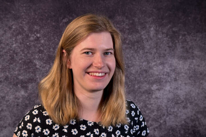Portraitbild von Monika Manz - Frontalansicht, in die Kamera strahlend